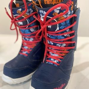 Thirty two snowboard boots size 8.5